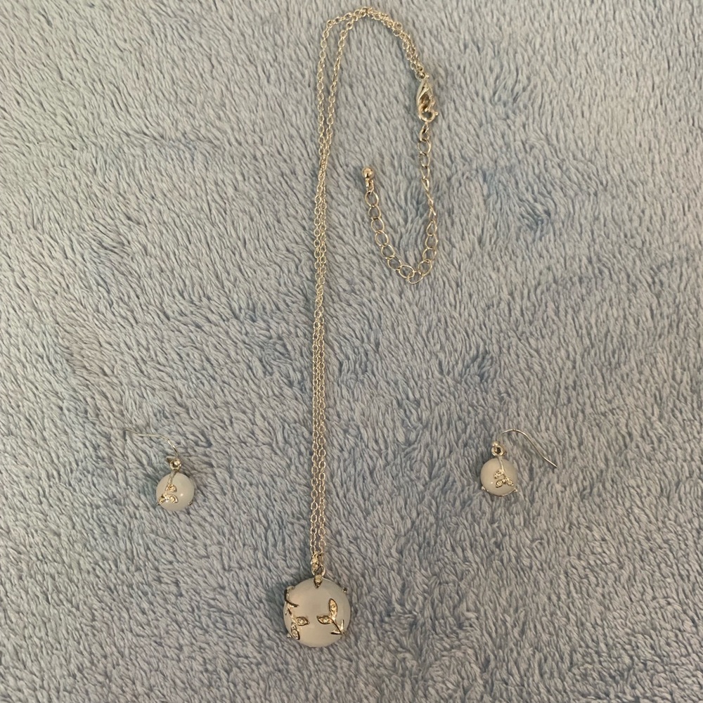 Elegant White Round Necklace & Earrings Set
